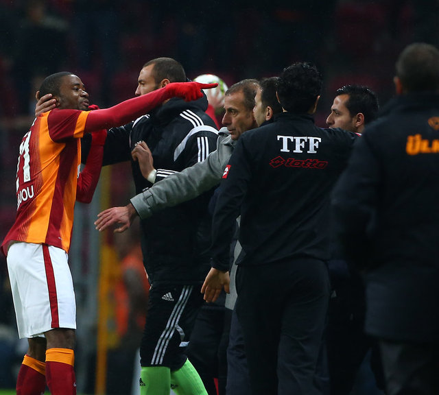 İstanbul Başakşehir teknik heyetinden Erol Bulut'un, Tarık Çamdal'ın taç atışı kullanacağı sırada bir topu kenardan sahaya doğru yuvarlaması Aurelien Chedjou'yu kızdırdı.