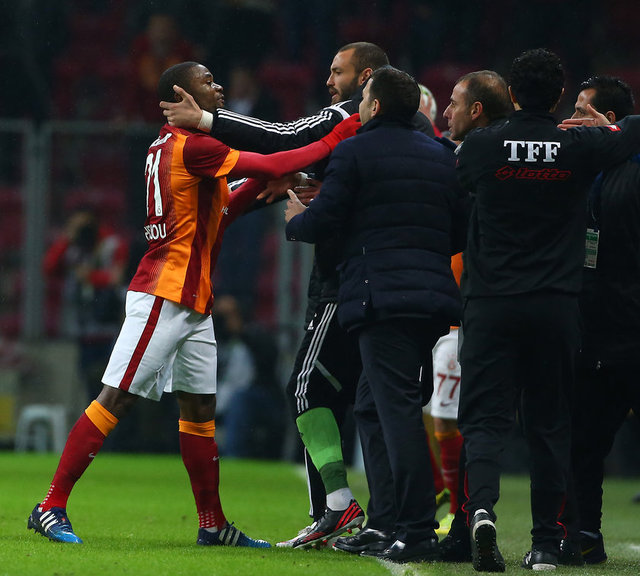 Galatasaray ile İstanbul Başakşehir arasında oynanan karşılaşmanın son dakikalarında gergin anlar yaşandı.