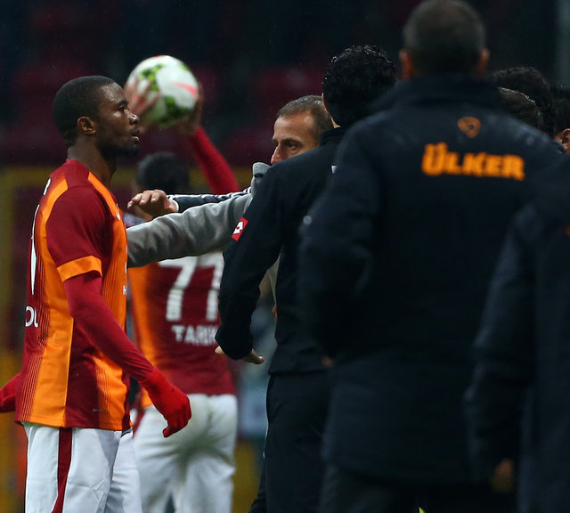 Öte yandan sahada yaşanan gerginliğin soyunma odası koridorlarında da devam ettiği belirtildi.