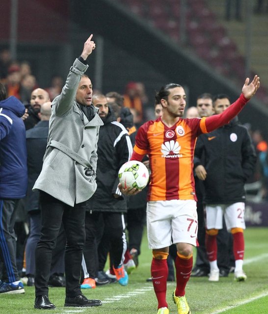 Yayıncı kuruluş Lig TV'den Şansal Büyüka, koridorda yaşanan gerginliği Galatasaraylı yönetici Abdurrahim Albayrak ve İstanbul Başakşehir Teknik Direktörü Abdullah Avcı'nın araya girerek yatıştırdığını söyledi.