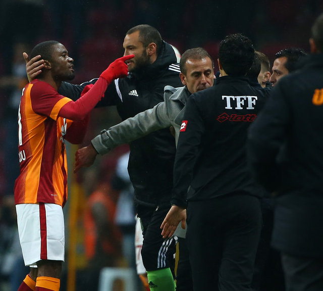 Kamerunlu savunma oyuncusu topa sert bir şekilde vurarak meşin yuvarlağı oyun alanının dışına gönderirken, daha sonra Başakşehir yedek kulübesine giderek Erol Bulut'un üzerine yürdü.