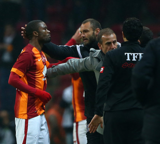 Bu sırada araya başta İstanbul Başakşehir Teknik Direktörü Abdullah Avcı ve diğer isimler girdi. İki isim o bölgeden uzaklaştırılarak gerginlik son buldu.