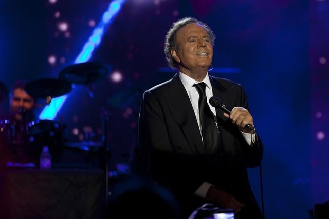 JULIO IGLESIAS 