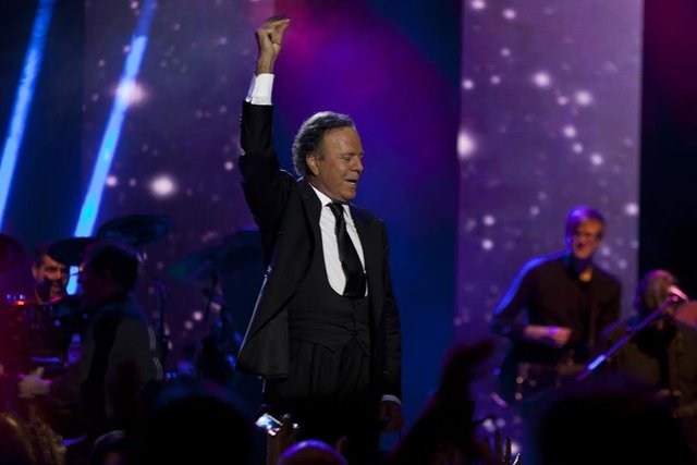 JULIO IGLESIAS 