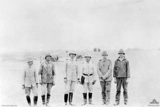 Türk ve Alman topçu subayları bir tatbikat esnasında.