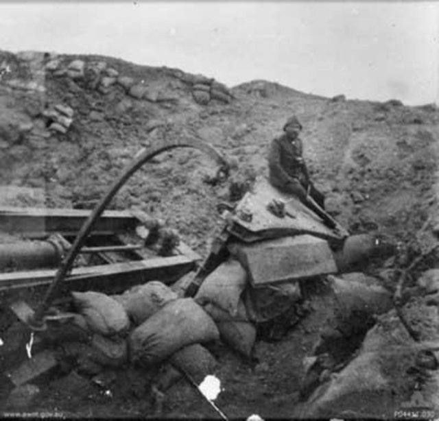 İngiliz bombardımanıyla yerle bir olan bir sahil bataryası.