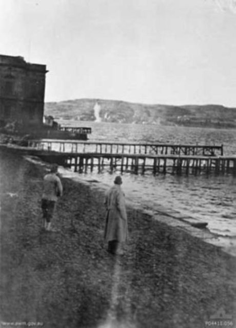 Boğazı işgal etmeye çalışan İngiliz gemilerini izleyen Türk askerleri.