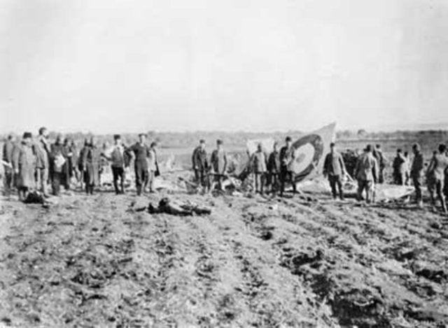 Alman ve Türk yetkililer gözlem yaparken düşen bir İngiliz uçağını kontrol ediyor.