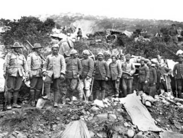 Türk esirler, Anzaklar tarafından ağır işlerde çalıştırılırken