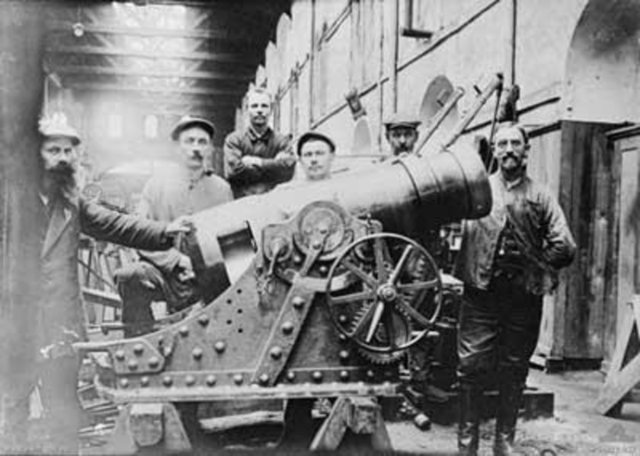 Alman askerleri havan toplarıyla beraber poz veriyor.