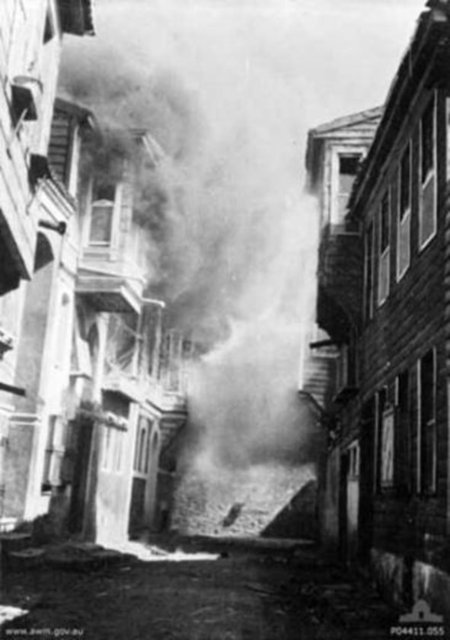 Fransız ve İngiliz gemileri tarafından bombalanan Çanakkale yerleşimleri.