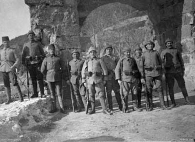 Türk subayları ve gazileri.