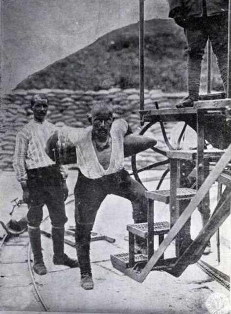 Seyit Ali Çabuk veya Seyit Ali Onbaşı, 215 kilogram ağırlığındaki top mermilerini sırtlayarak top kundağına yerleştirirken...