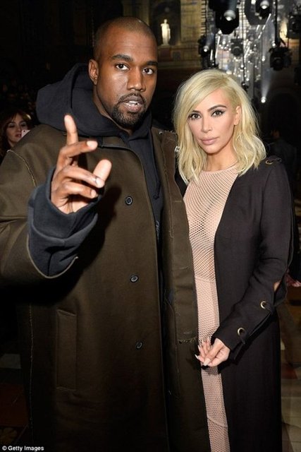 8 yıldır devam eden "Keeping Up With The Kardashians" adlı kendi TV programının sezon finalinde, bebek beklediğini açıklayan Kim, kardeşi Khole Kardashians'a "Sadece kan testine gitmiştim ve hamileyim" diyerek heyecanını paylaştı.