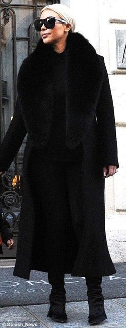 Taklitte sınır tanımayan Kardashian, defalarca Karleusa'nın kıyafetleriyle basın mensuplarınca görüntülendi.