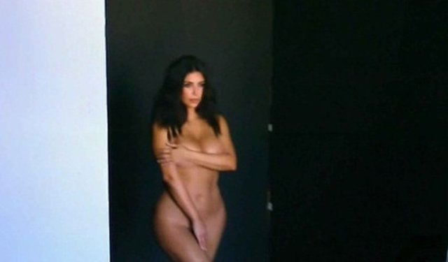 KİM YİNE SOYUNDU  - TV yıldızı, Kardashian ailesinin hayatını konu alan "Keeping Up With The Kardashians" reality şovunda çırılçıplak poz verdi.