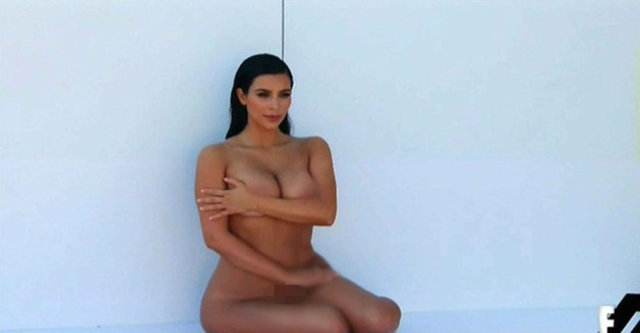 Daha önce de soyunan Kardashian'ın rahat tavırları dikkat çekti.