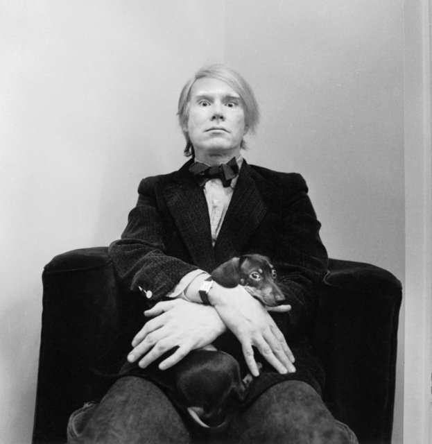 Andy Warhol -  - Baskı sanatçısı ve filmci Warhol,1949'da New York'a taşındı.Dolar, konserve gibi günlük hayatta ilgisini çeken ne varsa eserlerinde kullandı. Pop-art akımının da önemli bir temsilcisi haline geldi.