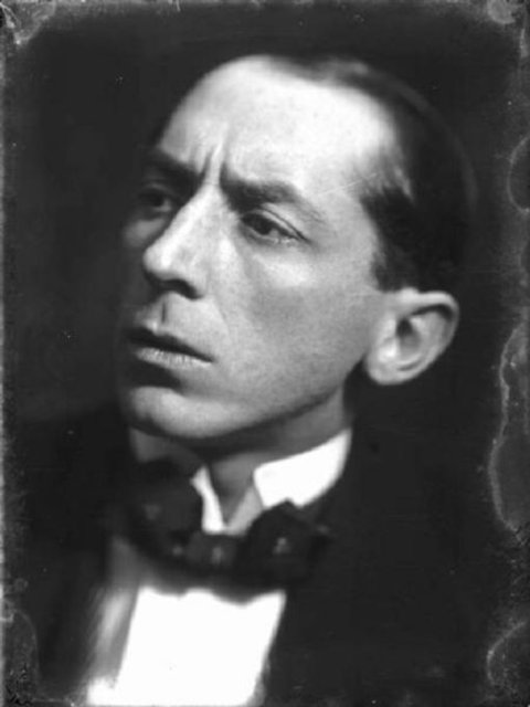 Umberto Boccioni -  - Fütürizm'in önemli kurucularından İtalyan ressam, heykeltraş. 19 Ekim 1882'de Regio di Calabria'da doğdu. Ressam Giacomo Balla'nın yanında çalıştı ve resim tekniklerini öğrendi.