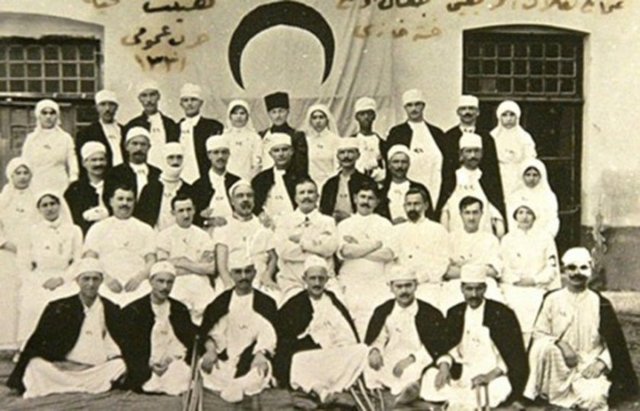 ÇOMÜ Öğretim Görevlisi Ahmet Esenkaya, AK Parti Çanakkale Milletvekili aday adayı Mücahid Demir tarafından hazırlanan 'Sıhhiye 1915' kitabı, savaşın cephe gerisinde yaşanan olayları fotoğraf ve belgeleriyle ortaya koyuyor.