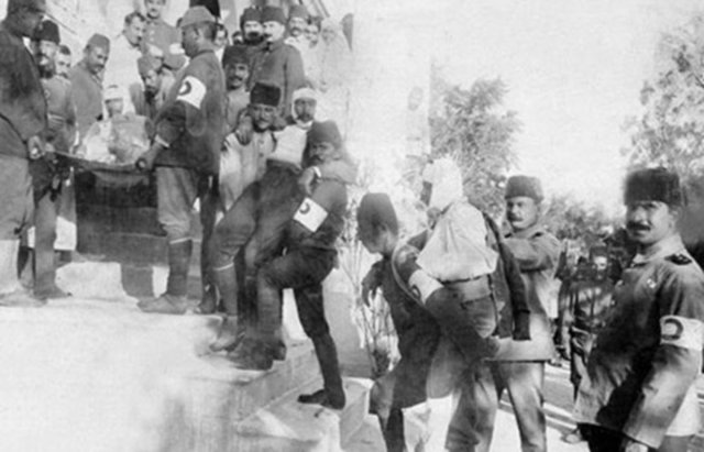 Bir çoğu ilk kez yayımlanan fotoğraflarda savaş şartları gözler önüne seriliyor.