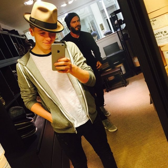 17 yaşındaki Brooklyn Instagram hesabından paylaştığı son fotoğrafta şaşırttı.