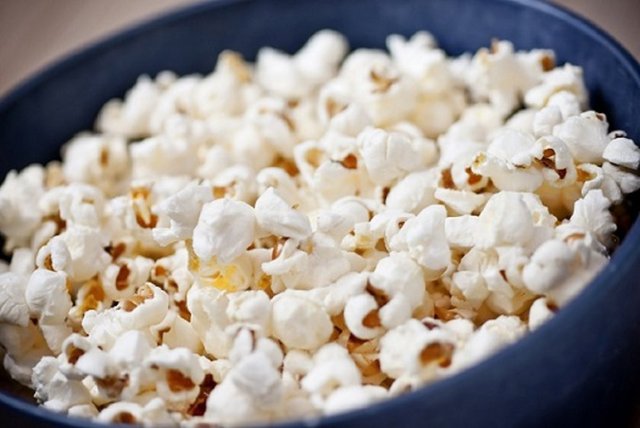 Cips, kraker ve patlamış mısır gibi birçok besin içerisinde bulunan yüksek orandaki sodyumdan dolayı vücudun su tutmasına neden olur.