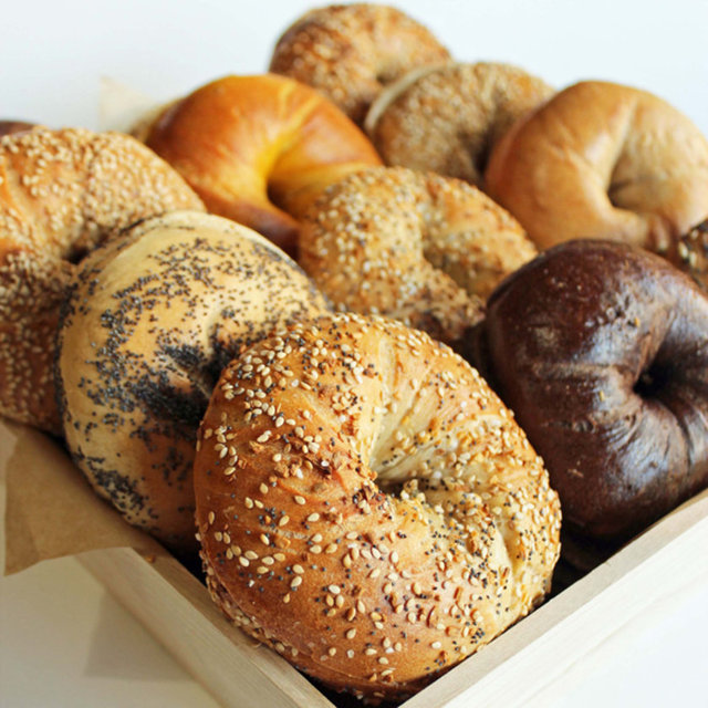 Özellikle yüksek glisemik indeksli besinler bunların başında geliyor. Kuru üzüm, bal, simit, makarna gibi besinler insülin düzeyinde dengesizlikler meydana getirdiği için deride inflamasyonlara neden olabilir.