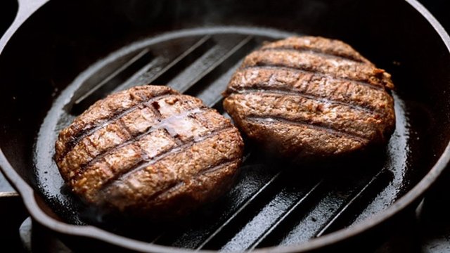 Yüksek ısıda pişirilen etlerde yağ ve protein arasında bir kimyasal reaksiyon oluşur.