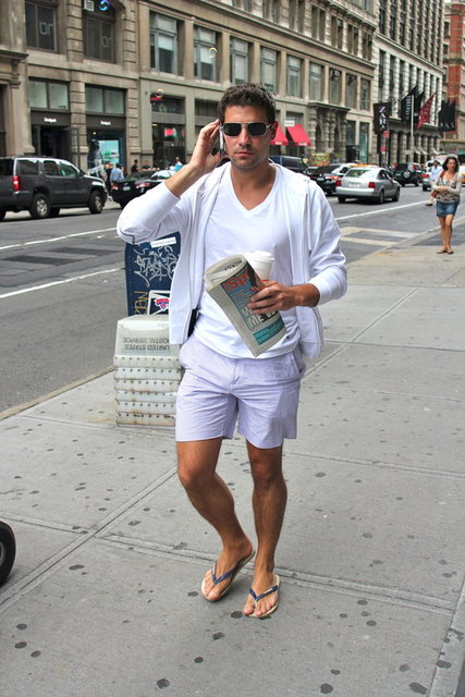 Flip flop veya sandal formlu terlik ve ayakkabıları da sevmiyor bayanlar. Ben bu düşünceye tamamen karşıyım. Flip flop'u  erkeklere çok yakıştırıyorum.