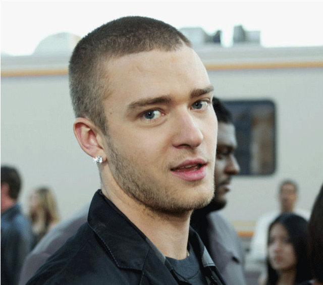 Ve küpe. En çok tartışma konusu olmuş olan aksesuar. Bayanları ikiye bölen başka bir konu. Yarımız hoşlanmasak da, diğer yarımız beylerde küpeyi çok seviyoruz.