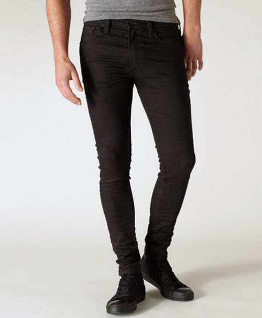 Vücudu sıkı sıkıya saran pantolonlar, hele vücut yapınıza uymuyorsa, asla tercih etmemeniz gereken parçalardan biri.