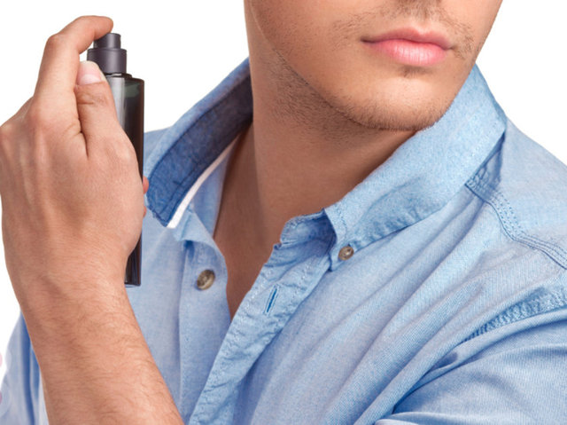 Kadınların erkeklerde en hoşlanmadıkları hadiselerin başında çok fazla parfüm sürmek geliyor.