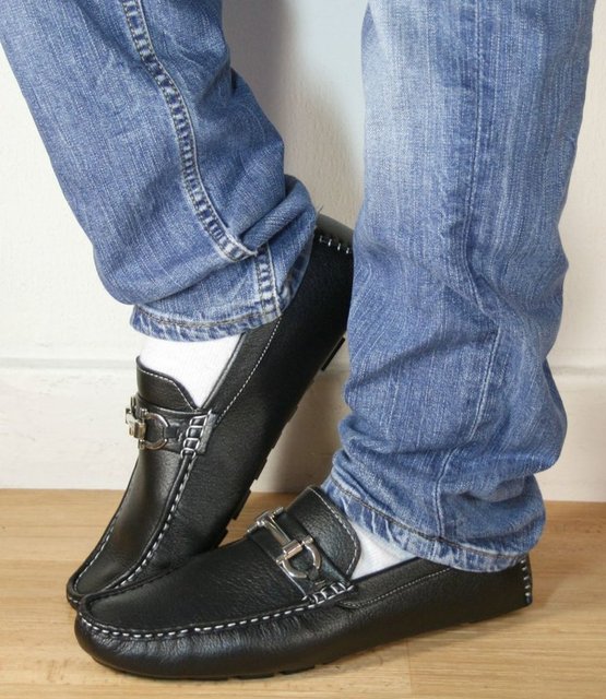 Kadınların, erkeklerde görmeye tahammül edemedikleri bazı kalıplaşmış hatalar vardır -ki artık çok söylenildiği için ters tepki yarattığından mıdır bilinmez, bu hatalar erkeklerin ritüeli haline gelmiştir.