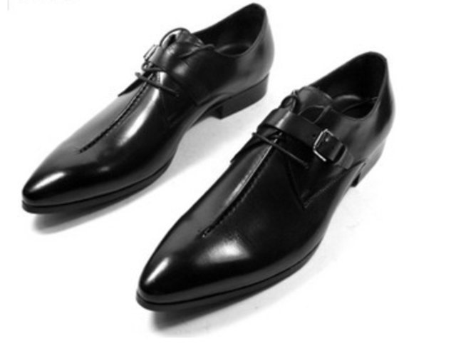 Sivri burunlu ayakkabılarda, ne kadar trend olursa olsun bayanlar tarafından onaylanmayan aksesuarlar listesinde.