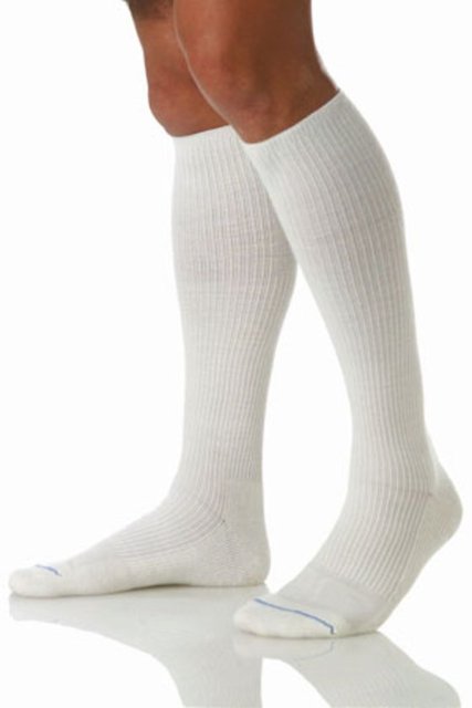 Etrafımda, çevremde uzun zamandır rastlamadım ama belki hala vardır. Çoraplarını dize kadar çekerek giyen beyler. Yapmayın.