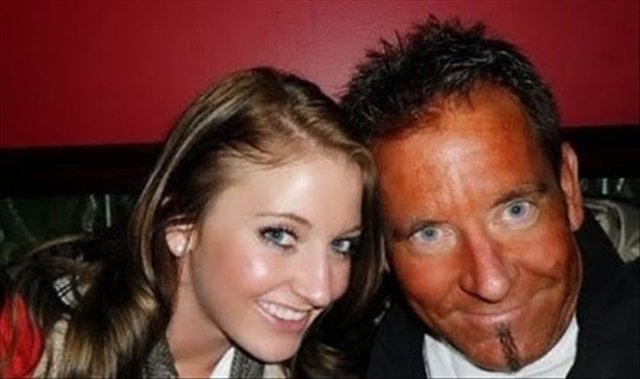 Gülmediği sürece karanlıkta seçemeyeceğiniz kıvamda yanık tene sahip bir erkek, ne kadar yakışıklı olursa olsun tüm çekiciliğini solaryumda ya da güneşin altında bırakmış bir erkektir.