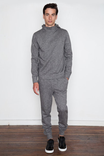 Salaş eşofman altlarını itici bulan bayanların sayısı da yabana atılmayacak kadar fazla. O yüzden eşofman giymeyi seven bir erkekseniz, daha derli toplu modelleri tercih edin derim.