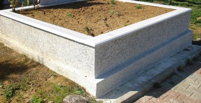 Daha sonra ölünün mezarı ışıklandırılır, aydınlatılır." buyurur. (Tirmizî, Cenâiz, 70)