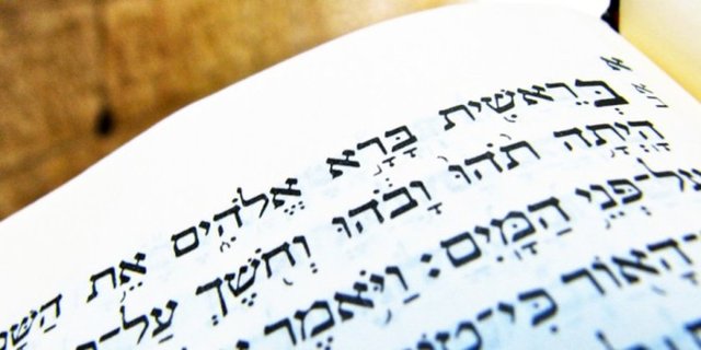 Tevrat ile amel etmeleri ve onu tebliğ etmek üzere onlardan güçlü ahit/söz aldı. Alimlerden kitabı koruma sözü alınmasının iki yönü vardır: Birincisi, kitabı hafızalarında ezber olarak tutmaları ve nakletmeleri;