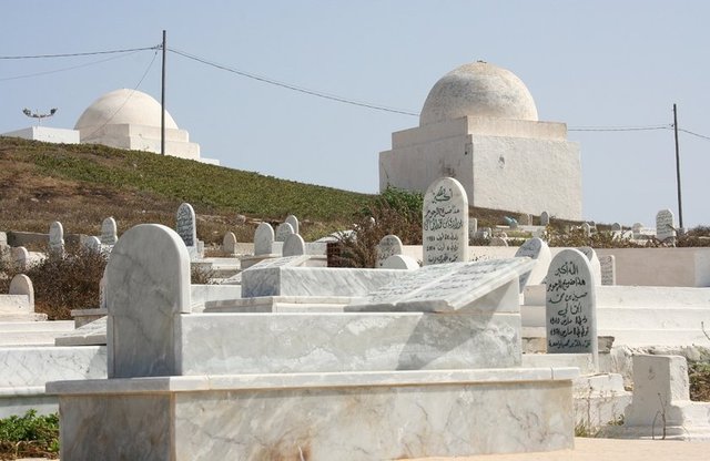 Ölümle başlayıp, âhiret hayatının ikinci devresi olan tekrar dirilme anına kadar devam eden devreye kabir hayatı veya berzah adı verilir. İki çeşit kıyamet vardır. Birisi İsrafil (a.s.)'in Sûr'a üflemesiyle kopacak olan ve