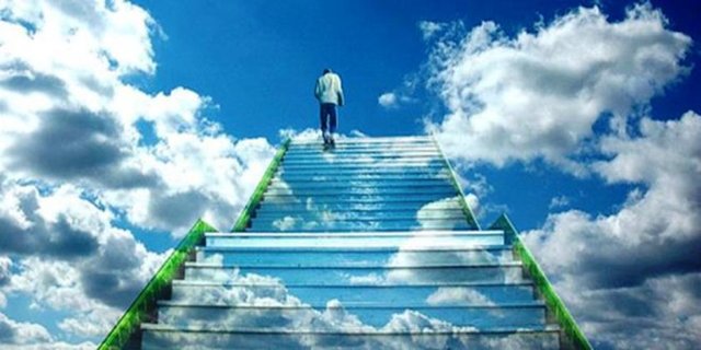 Ölümle bedenden ayrılan ruhumuz, kabir âlemi denilen yeni bir âlemle tanışır. Ölüm anında Azrail'i (aleyhisselam) gören insan, bu yeni âlemde sorgu melekleriyle karşılaşılır. Müminin güzel amelleri, bu yeni hayatta birlikte olurlar.