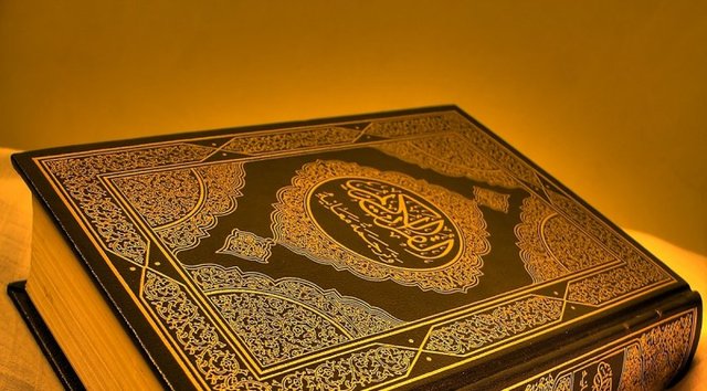 Soru: "Geçenlerde bir grup arkadaşımızla Hicr Suresi'nin dokuzuncu ayetini okuyorduk. Malumunuz bu ayette Allah, Kur'ân'ı muhafaza buyuracağını bildiriyor.