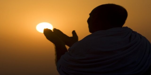 BİR DUA -  - Bize yakınlığını duyur ya Rabbi! -  - Ey lütuf ve ihsanı bol olan Allah'ım! Her ne kadar kendimiz edip kendimiz bulsak da Sen bize her zaman lütfunla muamelede bulun. Her hal ve tavrımızı rızan istikametinde eyle.