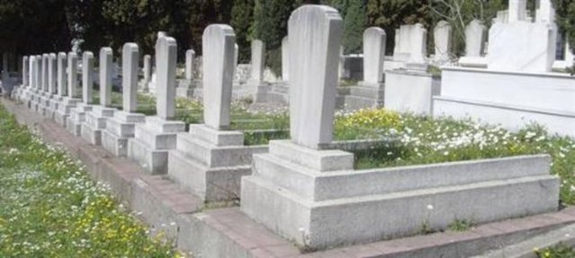 Bu sorulara doğru cevap verebilen müminlere cennet kapıları açılacak, cennet kendilerine gösterilecek ve bundan sonra kıyametin kopmasına kadar nimet ve mutluluk içinde bekleyeceklerdir.