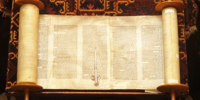 ikincisi de hükümleriyle amel ederek ve şeriatını tatbik ederek muhafaza etmeleridir. Ancak Yahudi uleması, kitabı gereği üzere muhafaza etmeyince, sonunda kitap tahrifata uğradı.