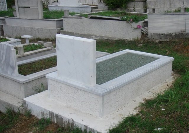 Peygamber Efendimiz (s.a.s.) kabir suali için, "Ölü mezara konulunca birine münker, diğerine nekir adı verilen iki melek gelir. Ona derler ki: 'Şu Muhammed (s.a.s.) denilen zat hakkında ne dersin?' O da şöyle cevap verir: 'Allah'ın kulu ve resûlüdür.