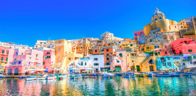 2. Procida, İtalya: Bu minicik ada, Akdeniz'in mavisine bakan pamuk şeker rengi evlerle dolu.