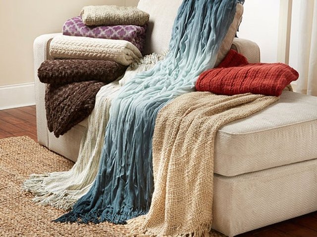 Mobilyalarınızın üzerinde kalın kışlık örtüler, diz battaniyeleri varsa yıkayın, bir araya getirip kaldırın. Yerine daha ince ve serin tutacak örtüler serin.