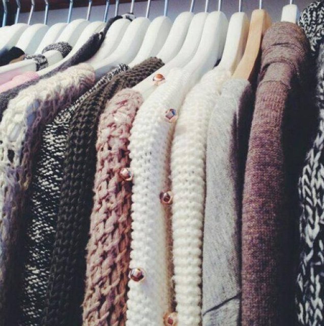 Öncelikle çok kalın olan kıyafetleri yıkayıp kaldırın (yün kazaklar, kayağa giderken giydiğiniz montlar, kar botları vs)